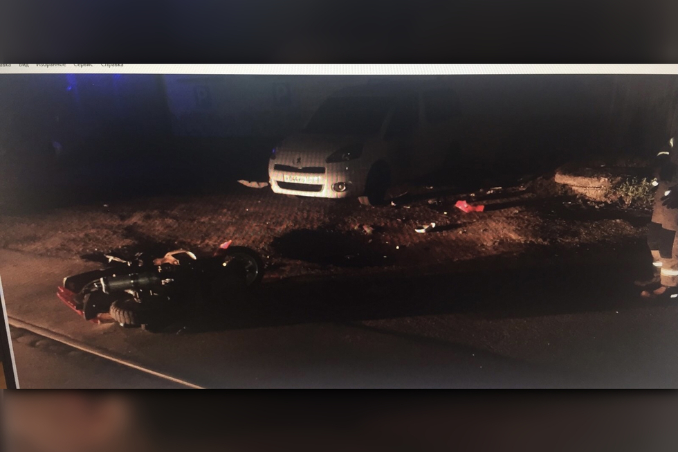 Водитель скутера скончался в больнице после столкновения с припаркованным Peugeot на Барнаульской: полиция ищет свидетелей аварии
