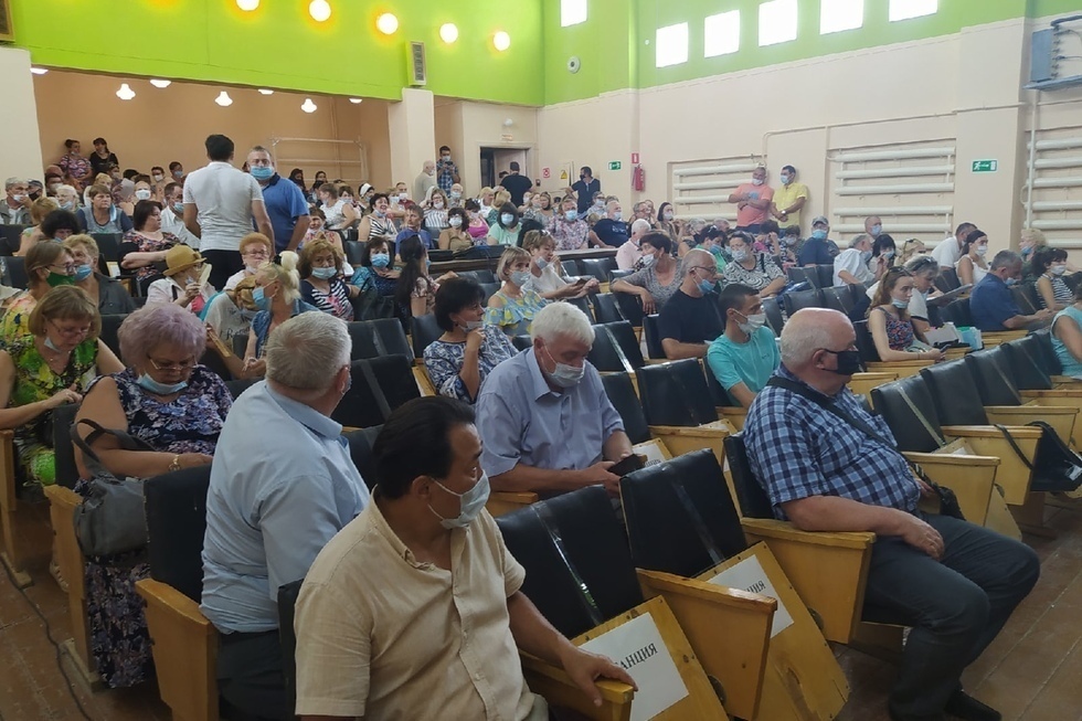 «Это жульничество!»: несмотря на неудачное время и жару, общественные слушания по присоединению Усть-Курдюма к Саратову собрали полный зал