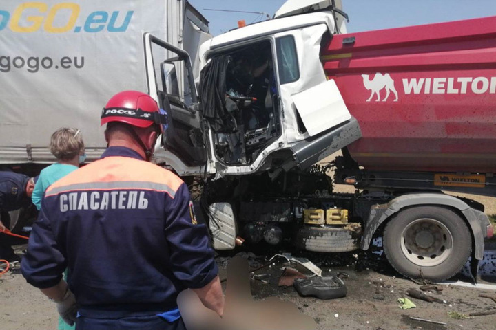 Массовая авария на саратовской трассе: труп одного из водителей пришлось вырезать из покореженного грузовика
