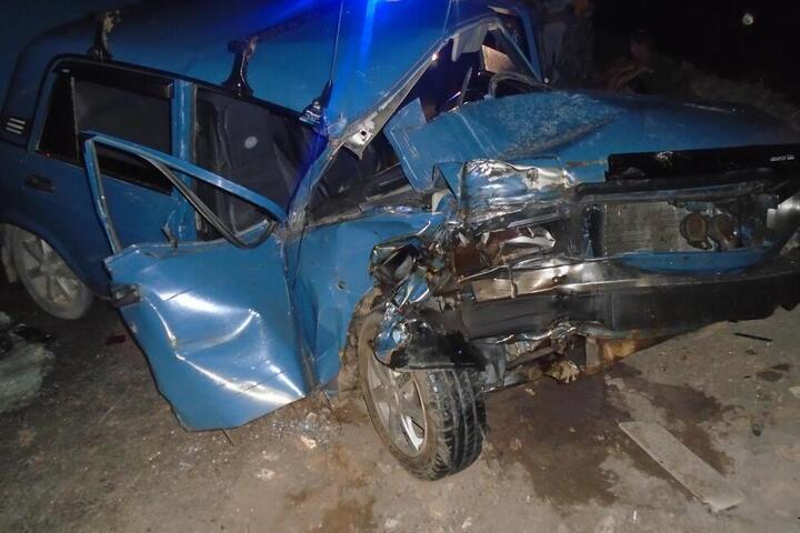 На трассе легковушка врезалась в КамАЗ. Водитель попал в больницу, его пассажирка погибла на месте