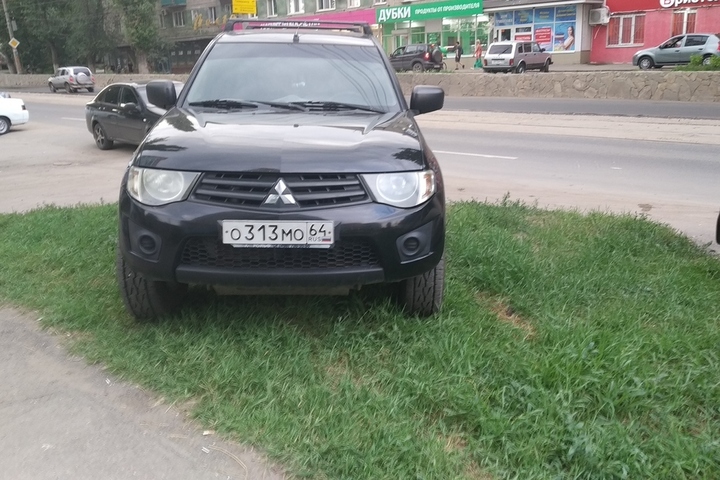 Водитель на Mitsubishi L200, на которого чиновники не хотели составлять протокол о нарушении, вновь припарковал авто на газоне