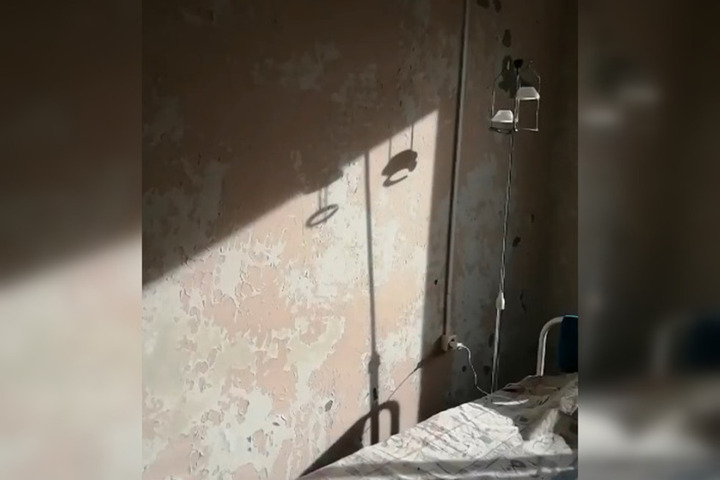 Женщина заявила, что в «реанимации» балашовского роддома «со стен падают ошметки краски и летит пыль». Минздрав пояснил, что это — «обычная палата»
