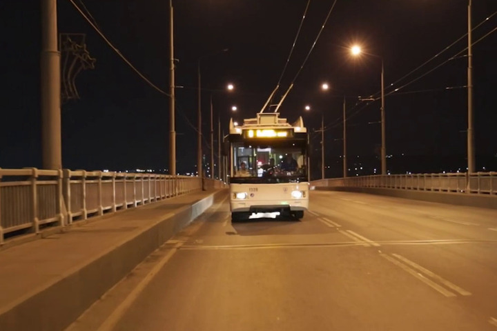 По мосту Саратов-Энгельс снова проехал троллейбус: видео