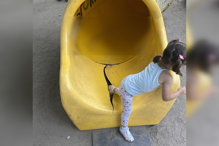 «Дети не могут безопасно играть!»: горожанка пожаловалась на «плачевное» состояние детской площадки в Кировском районе