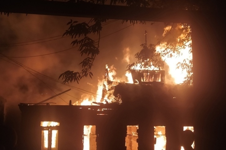 В Саратове ночью сгорел молельный дом старообрядцев и двухэтажное жилое здание