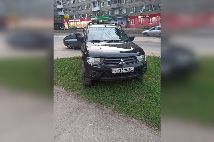 Саратовцы в очередной раз пожаловались на владельца Mitsubishi L200, который паркует авто на газоне и остается незамеченным чиновниками