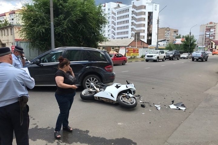 В Энгельсе столкнулись мотоцикл и Merсedes: молодого байкера госпитализировали
