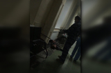 Очевидец: в «красной» больнице Энгельса бездомного инвалида бросили лежать на полу в коридоре, оскорбляли и пинали (видео)