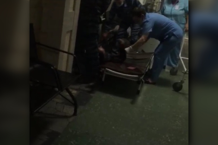 В больнице Энгельса нуждающегося в помощи бездомного инвалида уложили на полу в коридоре: зампред правительства назвал ситуацию «дикой» и потребовал увольнения виновных