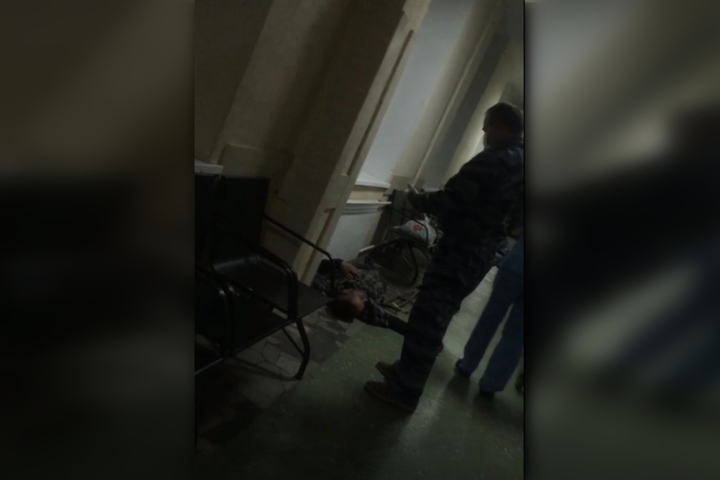 После скандала в энгельсской больнице, где бездомного уложили на полу в коридоре, в связи «с нарушением этики» уволили четырех сотрудников