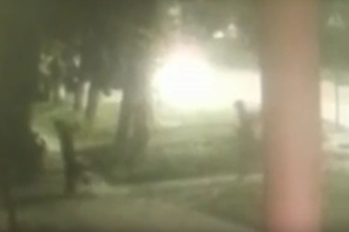 Ночью рядом со сквером «Рубин» двое рецидивистов решили похитить секцию забора, но попались полицейским (видео)