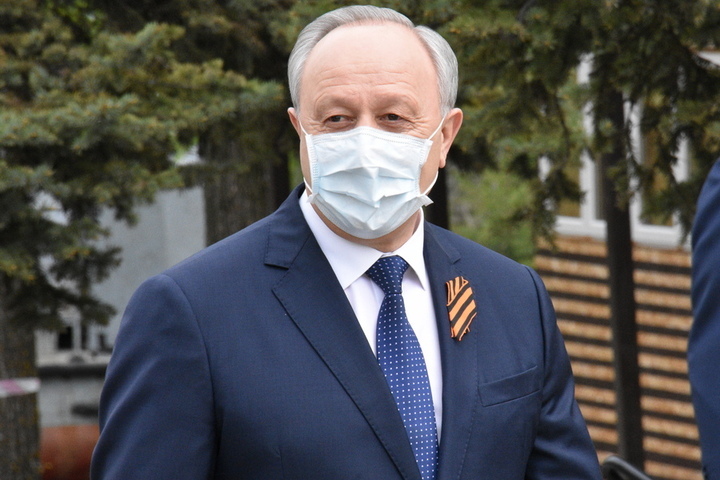 Губернатор Радаев: у одного из вузов во время приемной кампании выстроилась очередь из абитуриентов без масок и не соблюдающих дистанцию