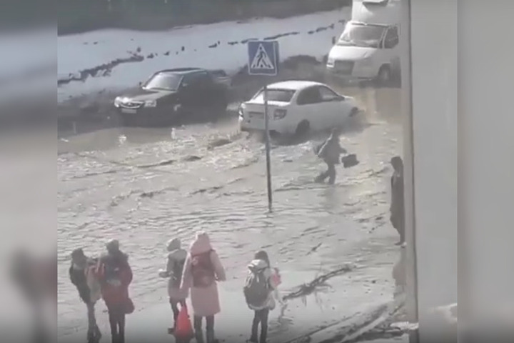 Потоп на улице Антонова недалеко от школы. Депутат сообщил, что на участке завалили место для стока воды