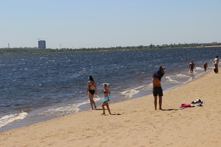 Рейд в Затоне: женщине, зашедшей в воду с ребенком, выписали протокол 