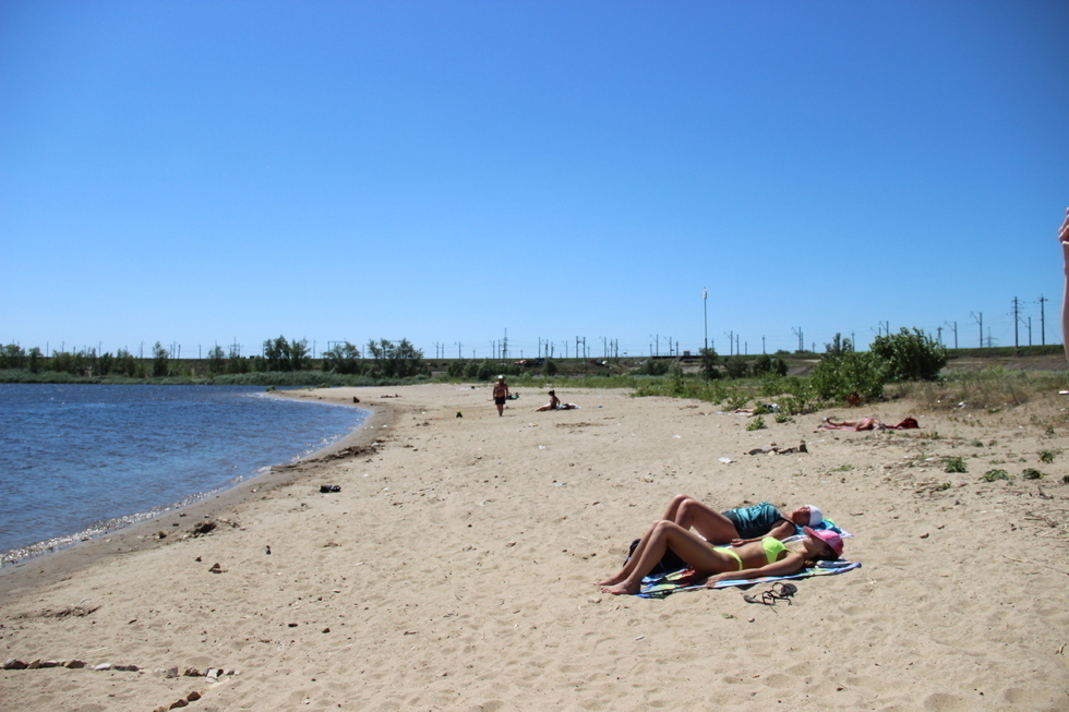 Женщину, которую полицейские поймали с поличным на несанкционированном пляже на Увеке, объяснила водные процедуры дуновением ветра и песком под ногами