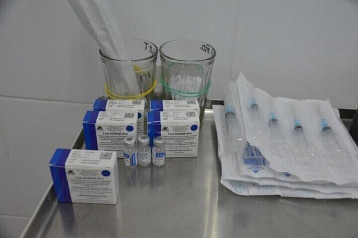 В Саратовскую область привезли почти полмиллиона доз вакцины от ковида. Чиновник рассказал, можно ли заниматься сексом после прививки