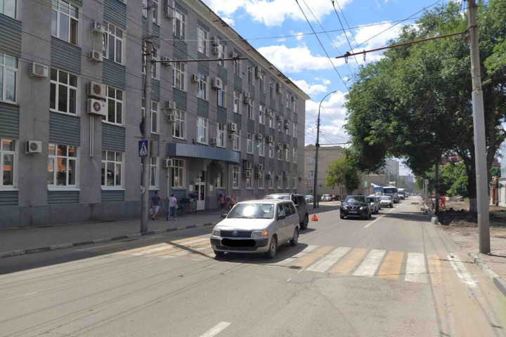 На улице Чернышевского Niva столкнулась с автомобилем Toyota, который сбил пешехода