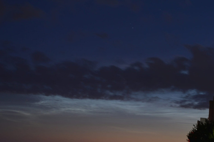 Над Саратовом заметили серебристые облака (фото)