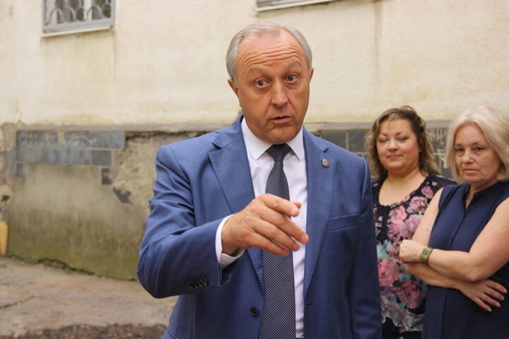 «Я хочу, чтобы министерства этим жили»: губернатор Радаев призвал чиновников решать вопросы с выдачей квартир и участков многодетным семьям