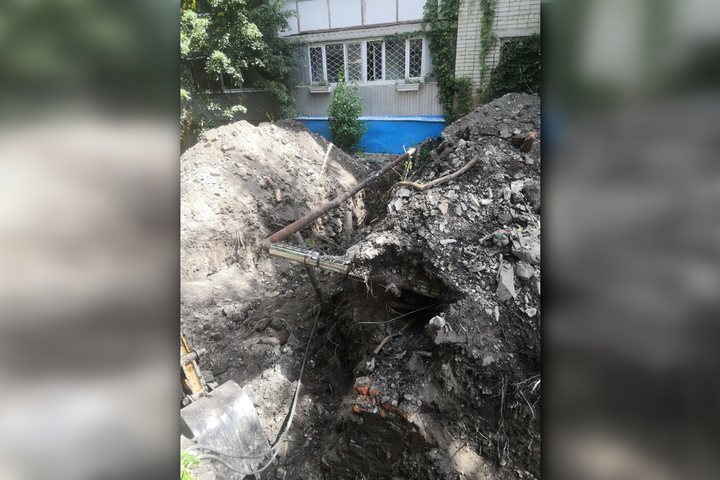Коммунальщики заменили аварийный водопровод на улице Лунной