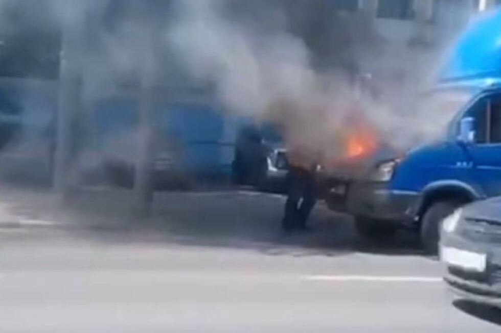 У бизнес-центра «Навигатор» загорелась грузовая «ГАЗель»: водителя госпитализировали