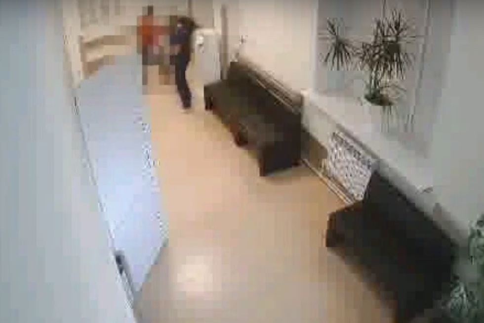 В Саратове пьяный пациент отказался надевать маску и напал на врача «скорой помощи»: следователи организовали проверку