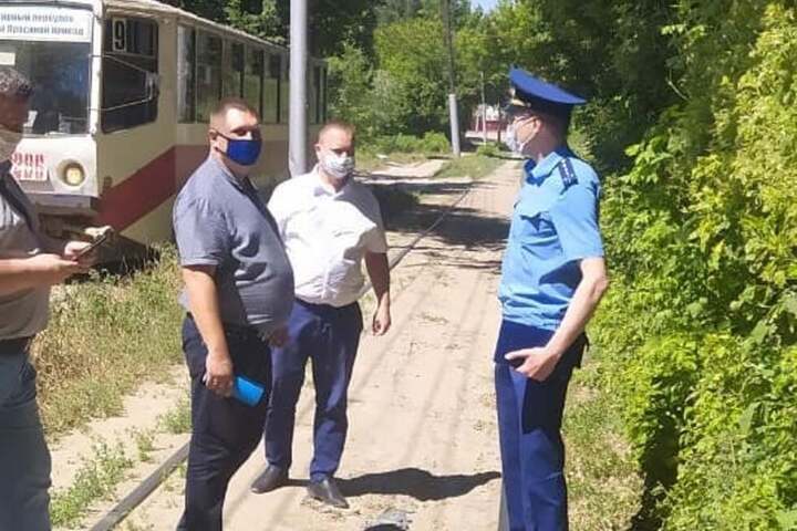Прокуроры остались недовольны состоянием трамвайных путей в Заводском районе и внесли мэру Исаеву представление