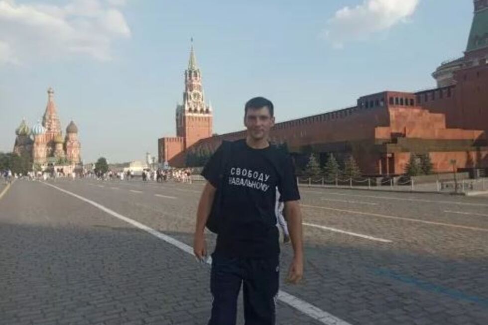Саратовцу, который решил прогуляться по Красной площади в футболке «Свободу Навальному», дали 10 суток ареста