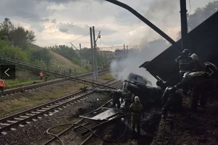 Из-за упавшего с моста грузовика тысячи жителей Заводского района остались без газа, движение поездов остановлено