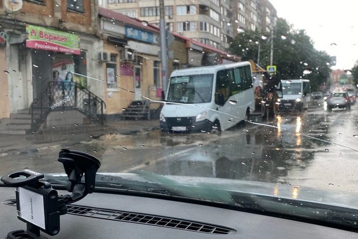 На центральной улице города маршрутка провалилась в яму. Два года назад на этом же месте уже проваливался автобус