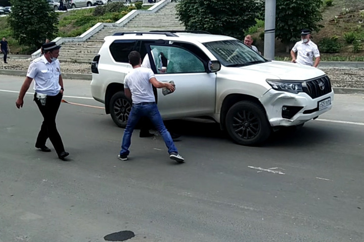 «Роберт, открой!»: водитель, устроивший ДТП возле саратовского суда, заперся в Toyota Land Cruiser и едва не задавил полицейского (видео)