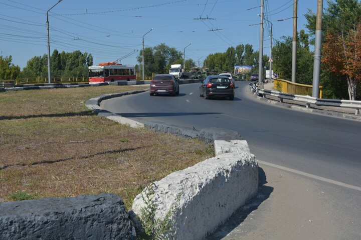После падения грузовика и пожара на газопроводе мост в Заводском районе признали безопасным для движения