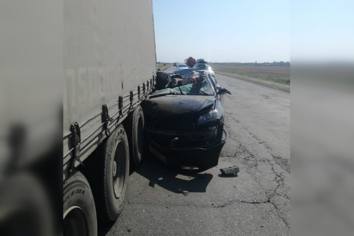 На трассе легковушка врезалась в стоящий грузовик: два человека в больнице