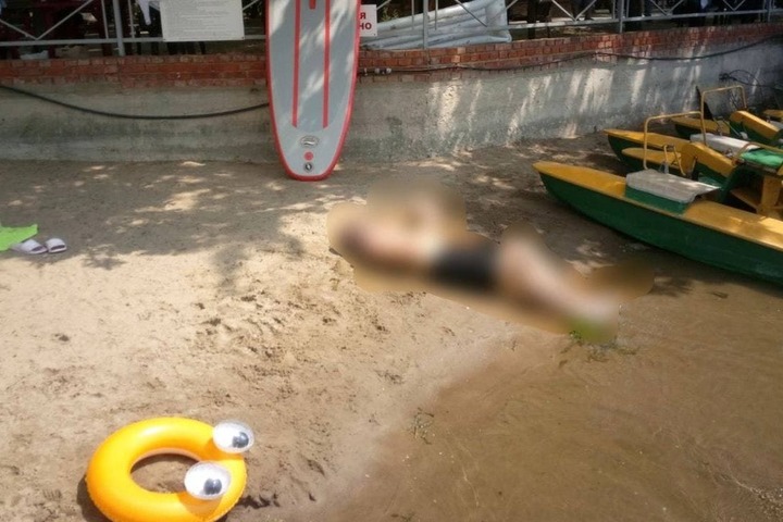Водолазы достали из воды тело 33-летнего мужчины, который утонул в протоках реки Сазанка