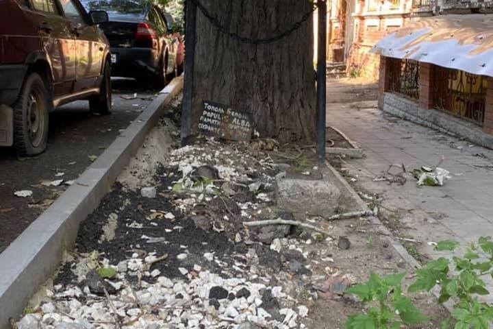 Жительница Саратова пожаловалась на заваленную строительным мусором «могилку, охраняемую РФ» в центре города