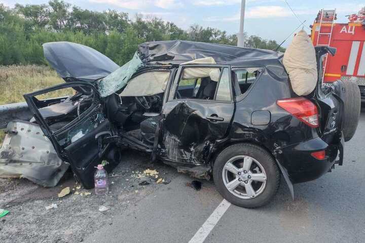 Водитель Toyota RAV4 врезался в грузовик. Два человека в больнице