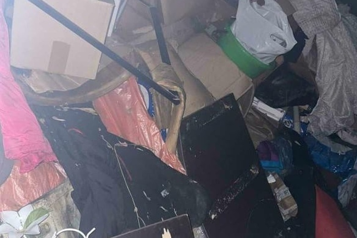 Горожанин рассказал, что под завалами мусора во дворе «коллекционера» из Кировского района погибла собака. Он ждет реакции чиновников