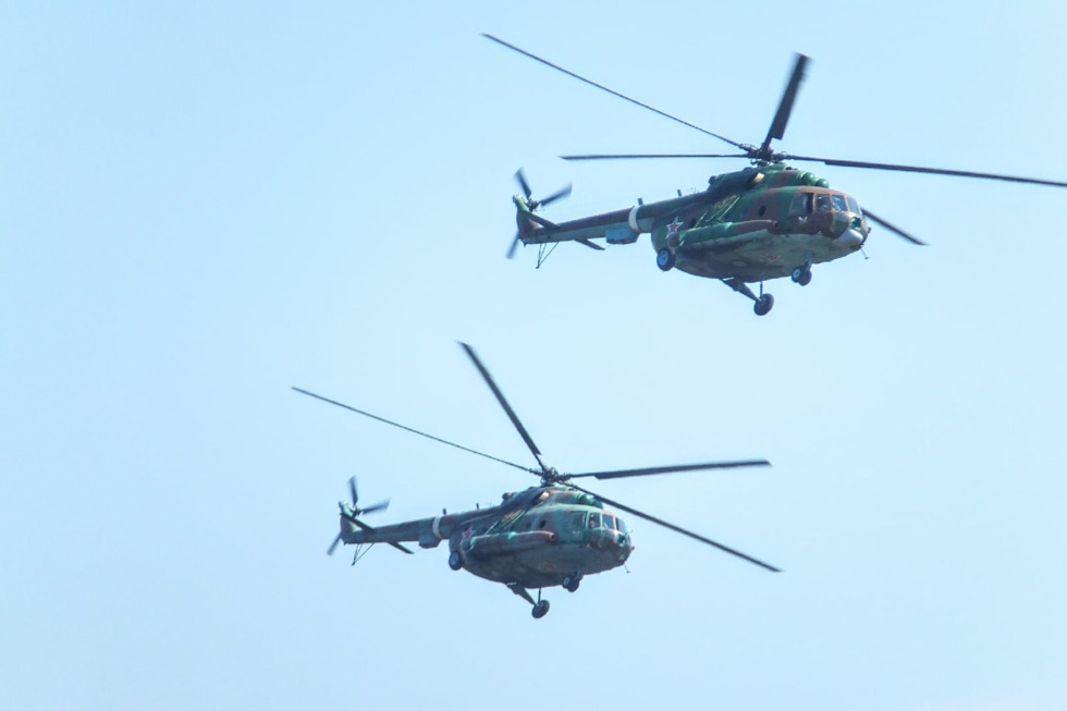 Летают вертолеты сегодня москва почему. Полет на вертолете. Вертолет над Волжским. Летающий вертолет. Вертолеты над Таганрогом.