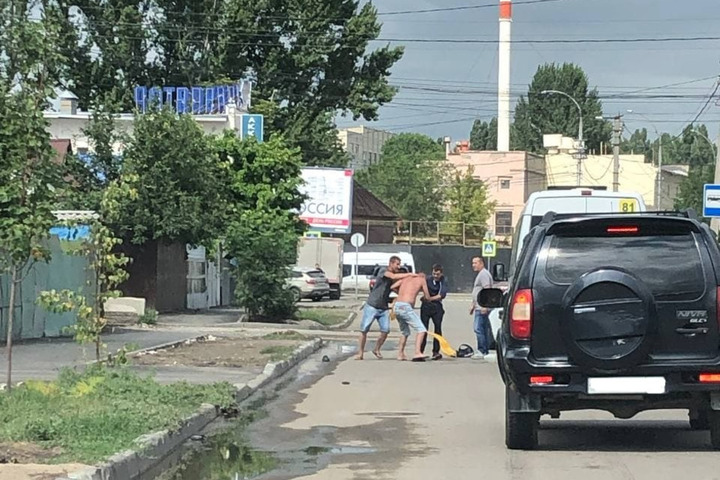 Очевидцы: в Саратове пассажиры маршрутки № 81 напали на водителя (видео)