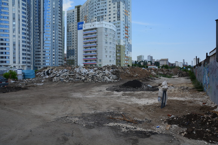 Чиновники так торопились построить парковку перед открытием пляжа, что «отрезали» часть придомовой территории на набережной: житель Саратова подал в суд на мэрию