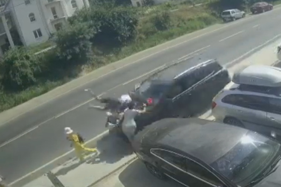 Внедорожник на полной скорости сбил пенсионера и ребенка на тротуаре: видео