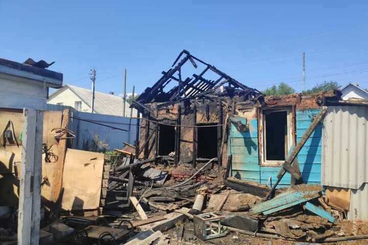 Четверо детей пострадали на пожаре в Энгельсе: фото с места происшествия