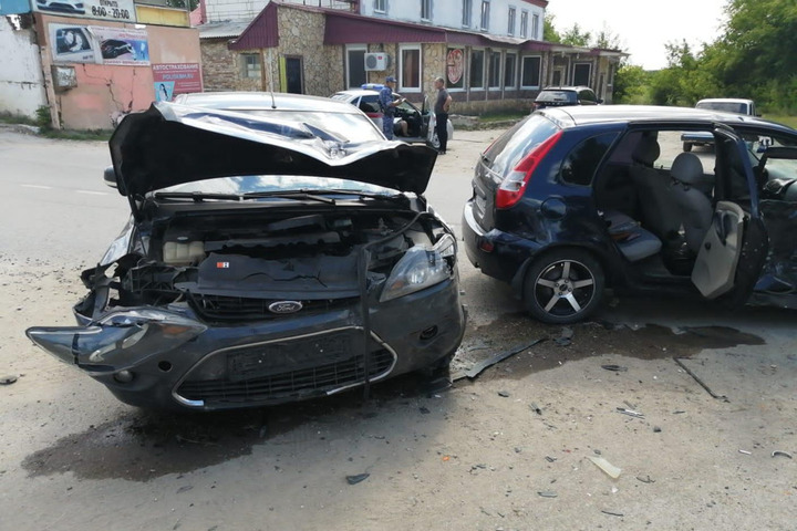 Водитель «Лады Калины» врезался во встречный Ford Focus. Пассажирка в больнице