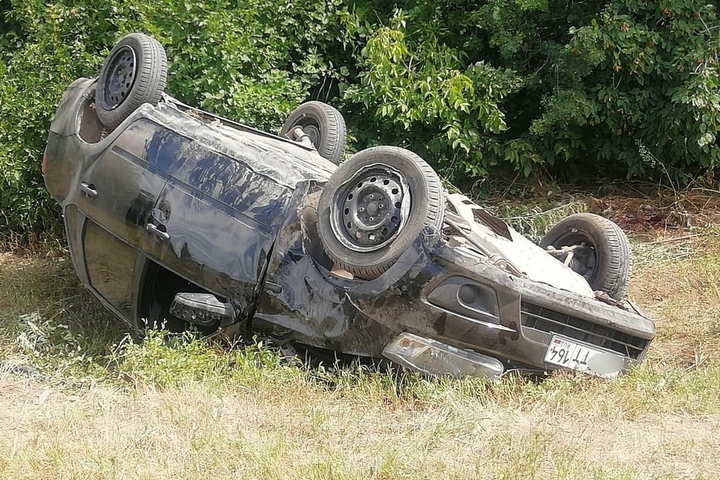В Энгельсском районе «Гранта» вылетела с трассы и перевернулась: молодой пассажир скончался на месте