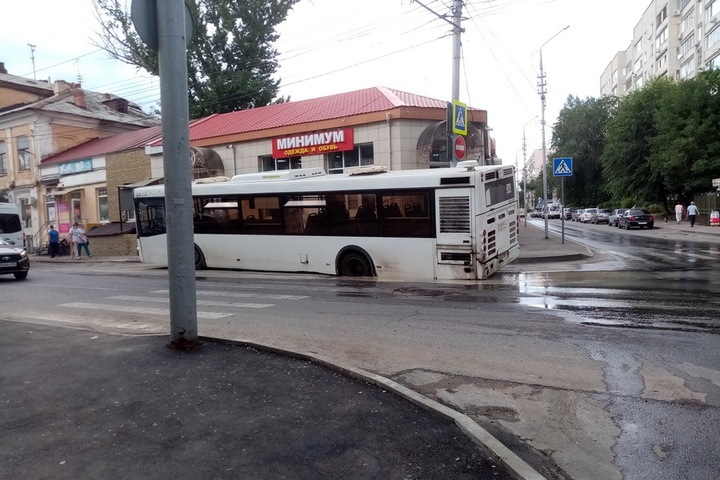 «Приплыли»: ещё один пассажирский автобус стал жертвой дорожной ямы на улице Чернышевского (видео)