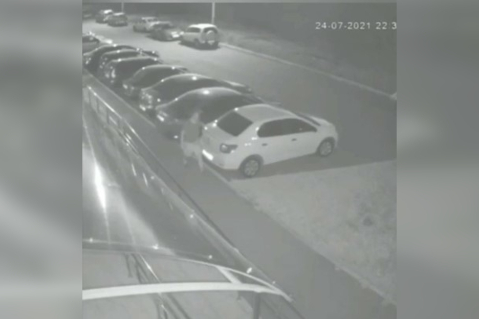 В Кировском районе мужчина намеренно поцарапал десятки припаркованных машин: горожан просят опознать на видео хулигана и сдать его полиции