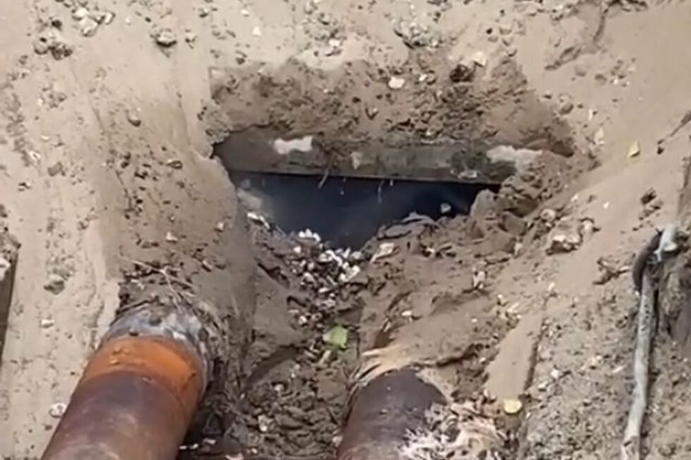 В Волжском районе раскопали новый асфальт. Теперь на дороге красуется большая яма, из которой виднеется трубопровод