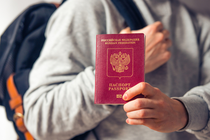 У россиян с долгами предлагают отбирать паспорта. Идея родилась в МВД и одобрена в правительстве