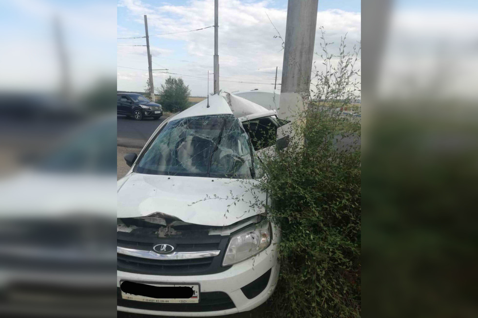 В Балаковском районе водитель «Лады» врезался в столб и попал в больницу