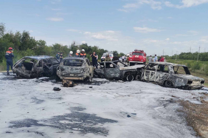Стало известно о состоянии пяти пострадавших в массовой аварии в Марксовском районе, где столкнулись и сгорели четыре машины